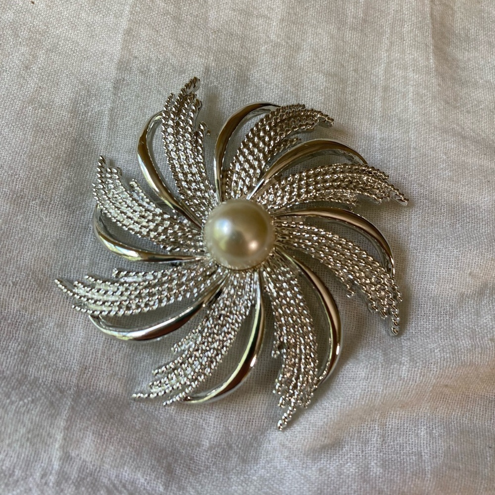 Sarah Coventry Flower Bloom Brooch with Faux‎ Pearl Vintage
